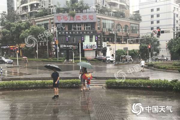 华西秋雨“仍在线” 北方秋意正浓南方夏日炎炎