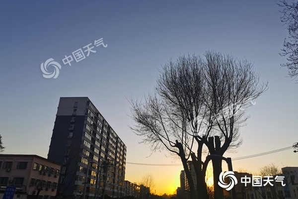 大风继续吹！今天北京阵风超6级 最高温将跌至17℃