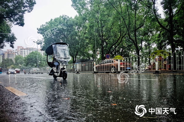 强降雨转战西南 华南闷热“耐力十足”