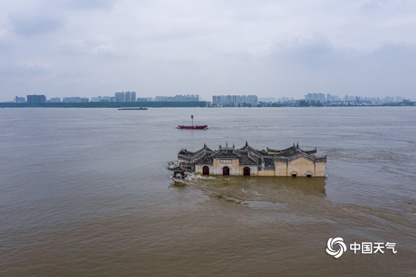 长江流域强降雨持续 江南华南高温开启三伏天