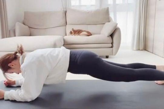 快速瘦腰腹运动，只需一张瑜珈垫，5个超简单收腹运动学起来，轻松练出迷人蚂蚁腰～