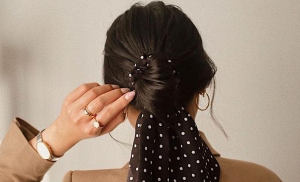 2022气质发型2.0！用丝巾缎带绑出「法式女孩风」巴黎女子挚爱发型，30秒达成佣懒氛围！