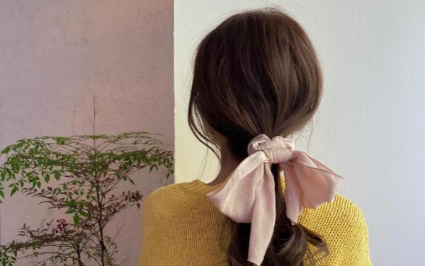 2022气质发型2.0！用丝巾缎带绑出「法式女孩风」巴黎女子挚爱发型，30秒达成佣懒氛围！