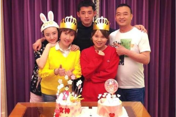 image 景甜妈妈生日 张继科首亮相家庭聚会