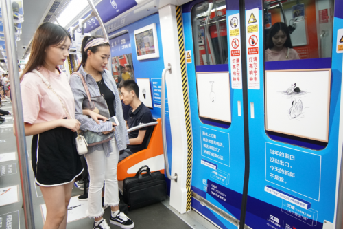 杭州地铁上演求婚大戏，女追男是种怎样的体验？