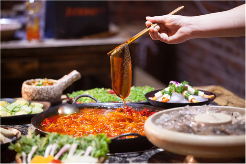 如何配菜才能体验到渝味晓宇重庆老火锅的麻辣鲜香