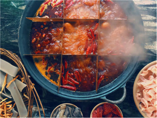 如何配菜才能体验到渝味晓宇重庆老火锅的麻辣鲜香