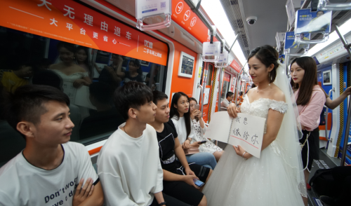 女友力爆棚！杭州地铁上演为爱“逆求婚”