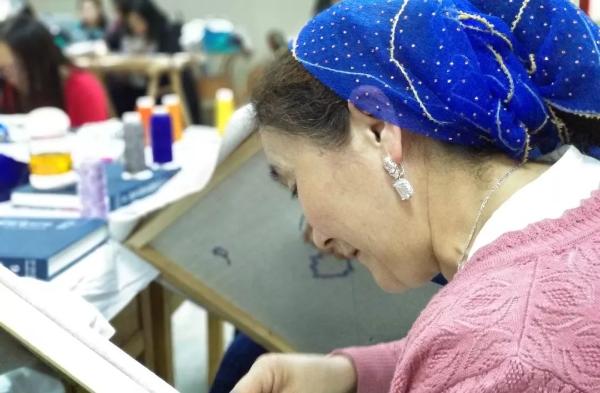 巧女基金会解决生计：十天在新疆绣出最美图案
