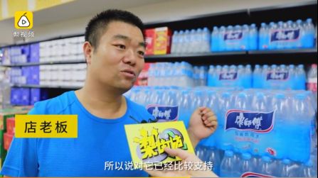 夏日瓶装水销量翻番 店老板升级康师傅饮用水铺货忙