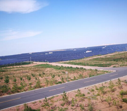 中国第七大沙漠上发展“光伏产业” 推动清洁能源发展