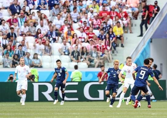 世界杯日本队虽败犹荣 赛场日文广告为其打气