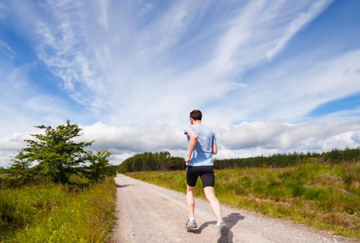 夏季跑步容易咽喉不适，龙角散助你跑出健康
