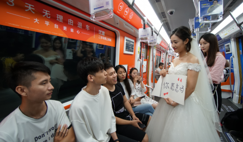 女友力爆棚！杭州地铁上演为爱“逆求婚”