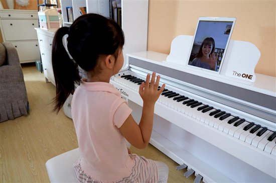 不仅陪练更培养孩子自信,熊猫钢琴陪练双向视