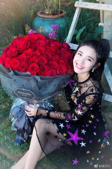 今年七夕不简单，当红女星手捧玫瑰排队晒幸福！