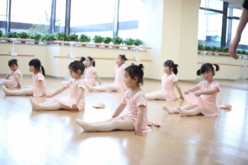 金诚集团青少年素能中心芭蕾课 用脚尖舞出精彩人生