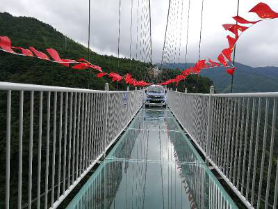 众泰E200 Pro百米高空架鹊桥，长续航让爱情无距离