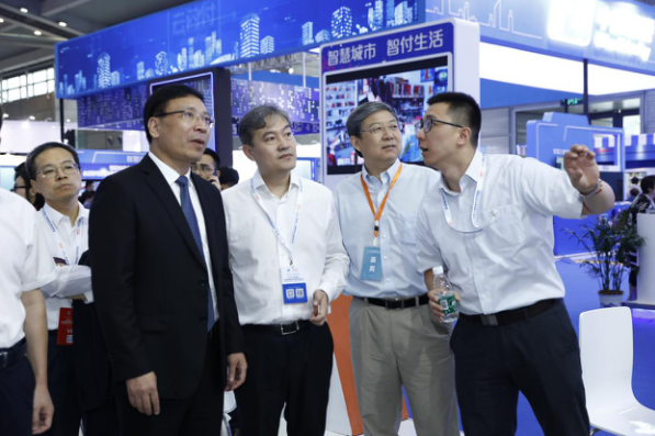 AIpark（爱泊车）受邀参加智博会，AI智慧停车技术获深圳市长点赞