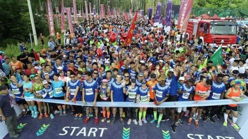 吉林·抚松“鲁能胜地杯”2018长白山国际半程马拉松赛精彩开赛