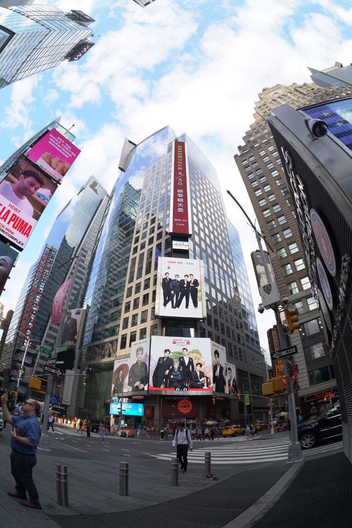 纽约时代广场首现百雀羚应援ONER广告，87年品牌和年轻人高调秀恩爱