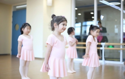 金诚集团青少年素能中心芭蕾课 用脚尖舞出精彩人生