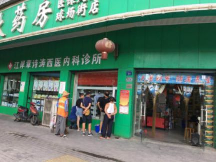 中国首个智能橱窗亮相武汉，市民：希望每家店都有一个