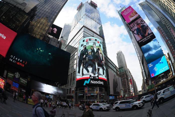 纽约时代广场首现百雀羚应援ONER广告，87年品牌和年轻人高调秀恩爱