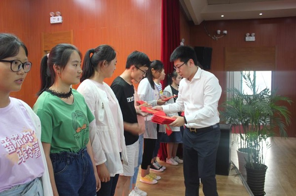 中儒集团成立1000万慈善奖学金完成首批对母校130名学生捐助