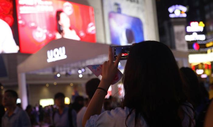 美图手机七夕营销：每个女生都有一个万众瞩目下被告白的梦