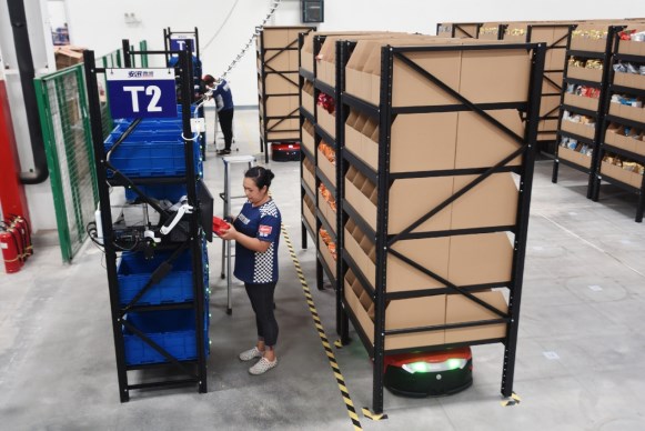 “两仓首发”行业罕见 天津、广州国美AGV机器人仓正式投入使用