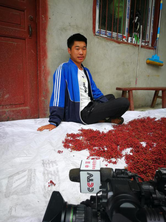 全球时刻与CCTV共系甘孜州，推出扶贫助农纪录片《寒门学子》