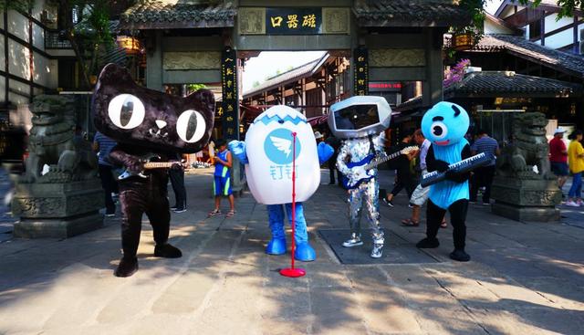 “阿里F4”宣布出道 重庆首演引爆街头