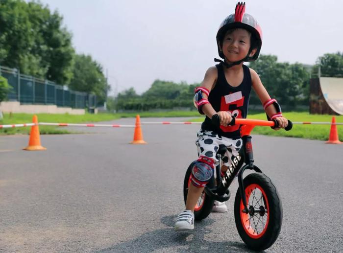 注重于孩子未来成长加盟艾思德尔儿童平衡车俱乐部