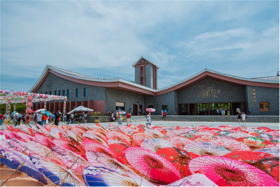 山里江南纸伞艺术节来袭！古镇花海中的油纸伞视觉盛宴