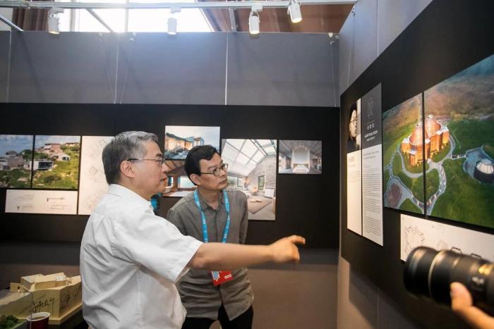 文化和旅游部副部长项兆伦参观指导2018北京国际设计周中国传统工艺振兴主题设计展