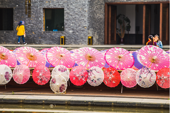 山里江南纸伞艺术节来袭！古镇花海中的油纸伞视觉盛宴