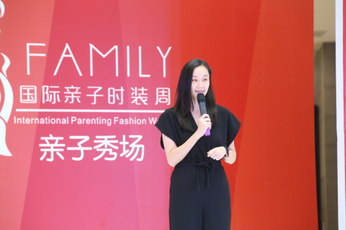 中国国际亲子时装周落地世界之花 百名童模秀风采