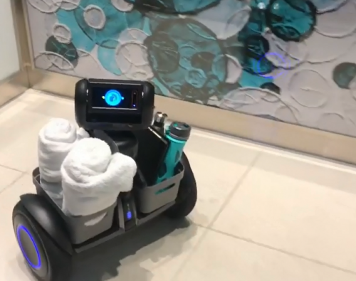 能自动行走的Segway路萌机器人，快被老外玩坏了！