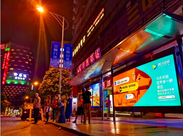 重庆街头惊现“00后黑话广告牌”：年轻人的世界真的看不懂