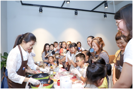 驻上海韩国文化院韩料课堂“走出去”，带领45组家庭体验韩式风味
