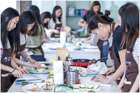 驻上海韩国文化院韩料课堂“走出去”，带领45组家庭体验韩式风味