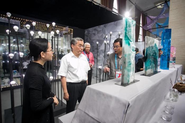 文化和旅游部副部长项兆伦参观指导2018北京国际设计周中国传统工艺振兴主题设计展