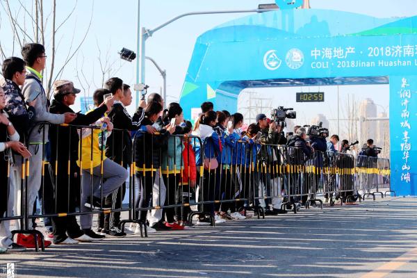 2018济南环华山湖国际半程马拉松比赛开跑