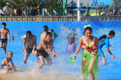国庆小长假，1.6万游客在柳州克里湾水乐园玩什么？