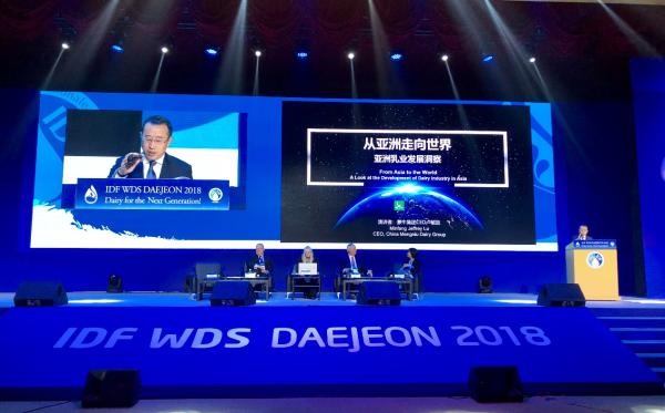 蒙牛CEO卢敏放在全球乳业峰会领袖论坛分享中国乳企发展经验