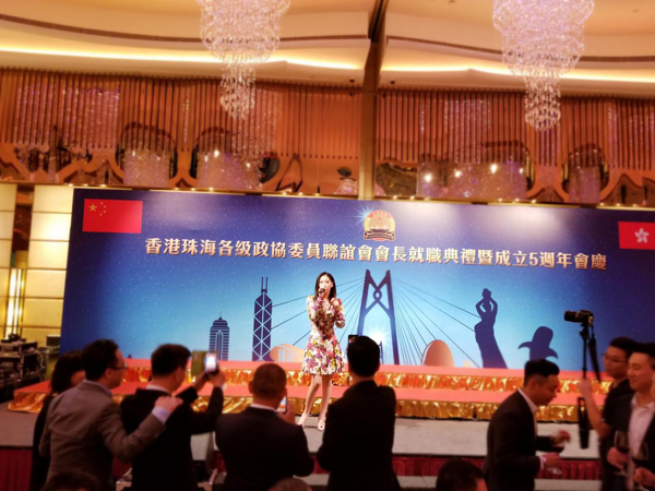 郭恩嘉受邀出席“香港珠海政协五周年会庆”，压轴演唱改编版名歌《茉莉花》