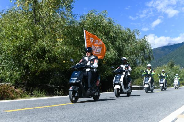 当摩托车体验师骑着雅迪E7走上川藏线：终于见识到缤钻品质的厉害