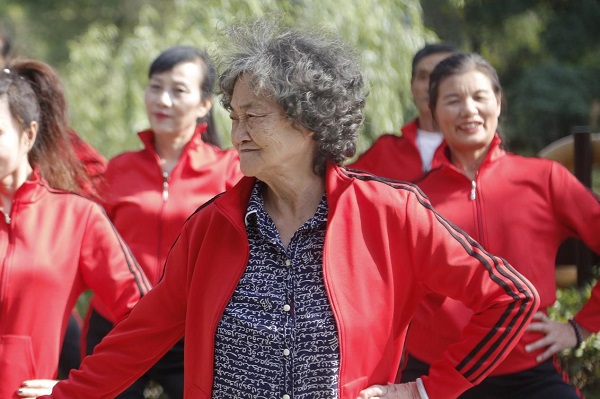90岁奶奶逆天广场舞登备战晚会，90后惊呼：在下输了！