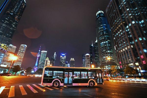 宇通闪耀上海 440辆智能网联公交献礼中国国际进出口博览会